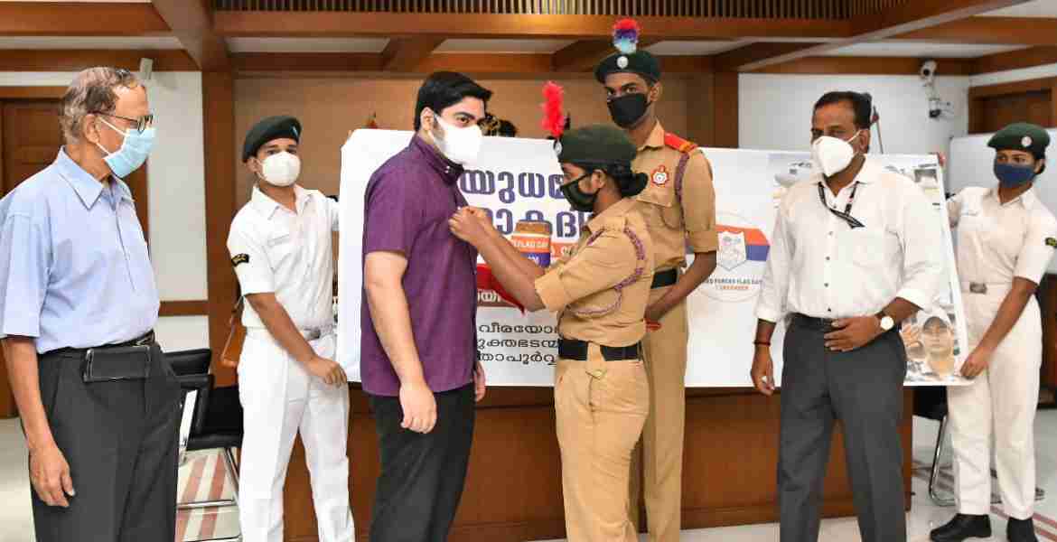 രാഷ്ട്രത്തിനായി ജീവൻ ത്യജിച്ച സൈനികരോടുള്ള ആദരസൂചകമായി സംഘടിപ്പിക്കുന്ന സായുധ സേന പതാകദിനത്തിൻ്റെ ജില്ലാതല ഉദ്ഘാടനവും ആദ്യ പതാക വിൽപ്പനയും ജില്ലാ കളക്ടർ എസ്.സു ഹാസ് നിർവഹിക്കുന്നു.