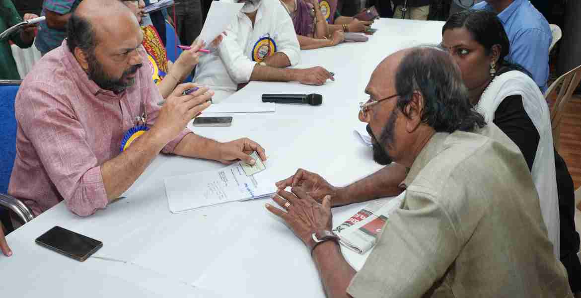 കരുതലും കൈത്താങ്ങും തിരുവല്ല താലൂക്ക്തല അദാലത്തില്‍ വ്യവസായ വകുപ്പ് മന്ത്രി പി.രാജീവ് നിരണം സ്വദേശിയായ ദീപക്കിന്റെ പരാതി കേള്‍ക്കുന്നു.