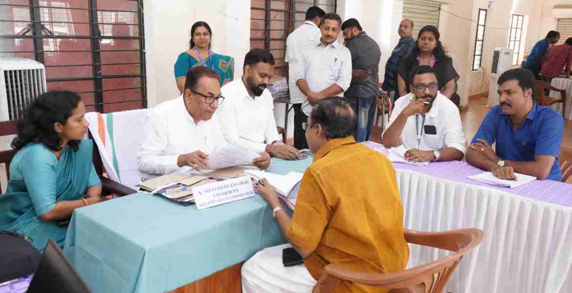 സംസ്ഥാന തിരഞ്ഞെടുപ്പ് കമ്മീഷണര്‍ എ. ഷാജഹാന്റെ നേതൃത്വത്തില്‍ പ്രമാടം രാജീവ് ഗാന്ധി ഇന്‍ഡോര്‍ സ്റ്റേഡിയത്തില്‍ നടന്ന ഡീലിമിറ്റേഷന്‍ കമ്മിഷന്‍ പബ്ലിക് ഹിയറിംഗ്