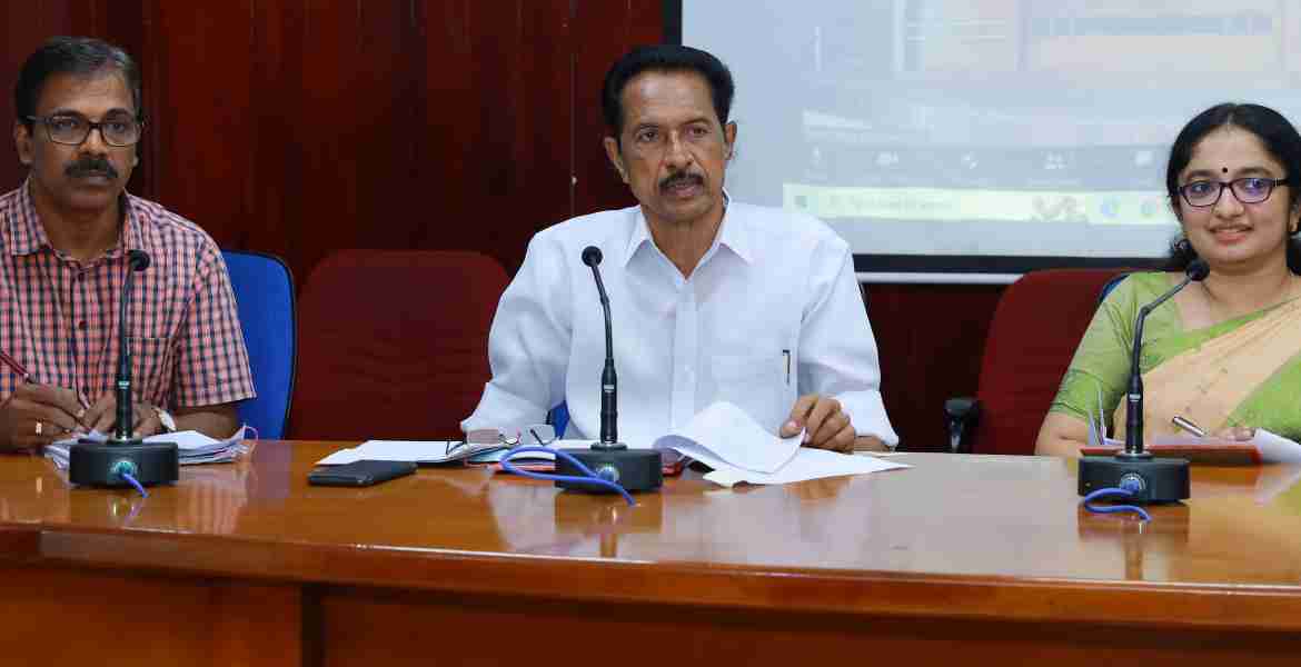  ഡിഎല്‍സി മീറ്റിംഗ്- ജില്ലാതല പട്ടികജാതി പട്ടികവര്‍ഗ വികസന സമിതി യോഗത്തില്‍ ജില്ലാ പഞ്ചായത്ത് പ്രസിഡന്റ് അഡ്വ. ഓമല്ലൂര്‍ ശങ്കരന്‍ അധ്യക്ഷത വഹിച്ച് സംസാരിക്കുന്നു. ജില്ലാ കളക്ടര്‍ ഡോ. ദിവ്യ എസ് അയ്യര്‍ സമീപം