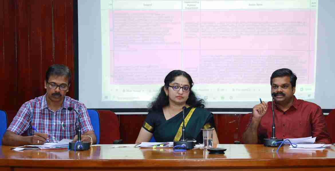 കളക്ട്രേറ്റ് കോണ്‍ഫറന്‍സ് ഹാളില്‍ നടന്ന ജില്ലാ വികസന സമിതി യോഗത്തില്‍ അഡ്വ. കെ.യു ജനീഷ് കുമാര്‍ എംഎല്‍എ സംസാരിക്കുന്നു. ജില്ലാ കളക്ടര്‍ ഡോ. ദിവ്യ എസ് അയ്യര്‍, ജില്ലാ പ്ലാനിംഗ് ഓഫീസര്‍ സാബു സി.മാത്യു തുടങ്ങിയവര്‍ സമീപം