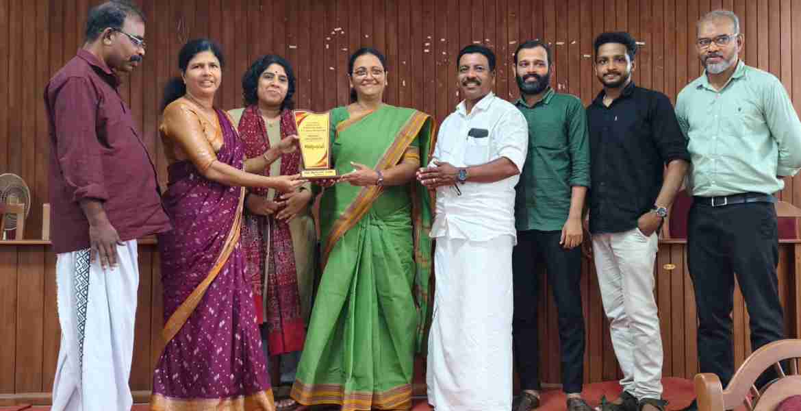 ജില്ലയില്‍ മികച്ച പ്രകടനം കാഴ്ചവെച്ച തദ്ദേശഭരണ സ്ഥാപനങ്ങള്‍ക്കുള്ള പുരസ്‌കാര വിതരണം ജില്ലാ കലക്ടര്‍ എം എസ് മാധവിക്കുട്ടി, ജില്ലാ പഞ്ചായത്ത് പ്രസിഡന്റ് മില്ലി മോഹന്‍ കൊട്ടാരത്തില്‍ എന്നിവര്‍ വിതരണം ചെയ്യുന്നു