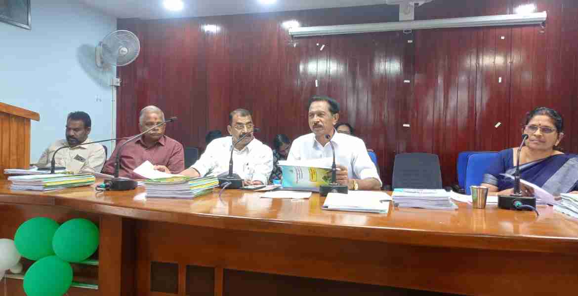 കളക്ടറേറ്റ് കോണ്‍ഫറന്‍സ് ഹാളില്‍ ചേര്‍ന്ന  ജില്ലാ ആസൂത്രണ സമിതി യോഗത്തില്‍ ജില്ലാ പഞ്ചായത്ത് പ്രസിഡന്റ് അഡ്വ. ഓമല്ലൂര്‍ ശങ്കരന്‍ സംസാരിക്കുന്നു