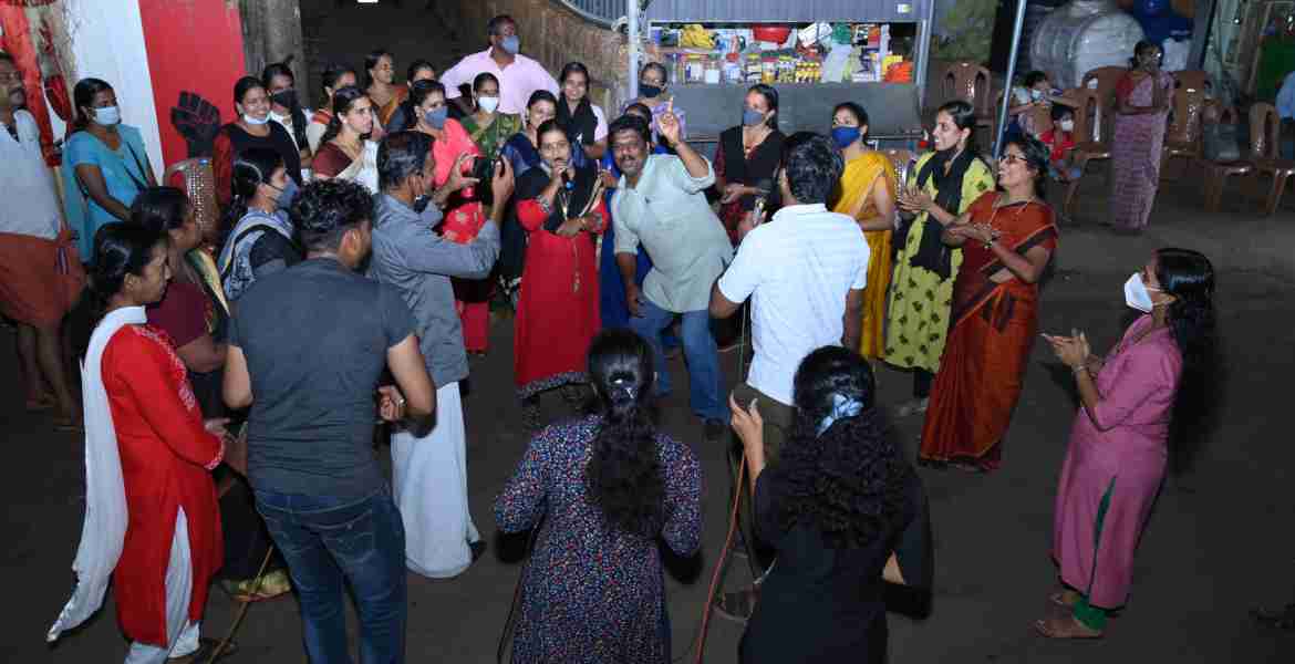 സംസ്ഥാന സർക്കാറിന്റെ ഒന്നാം വാർഷികാഘോഷത്തിന്റെ ഭാഗമായി ജില്ലാ ഇൻഫർമേഷൻ ഓഫീസിന്റെ ആഭിമുഖ്യത്തിലുള്ള നാടൻപാട്ട് കലാജാഥയ്‌ക്കൊപ്പം എരഞ്ഞോളി പഞ്ചായത്ത് പ്രസിഡണ്ട് എം പി ശ്രീഷയും നാട്ടുകാരും പാടി ചുവട് വെക്കുന്നു