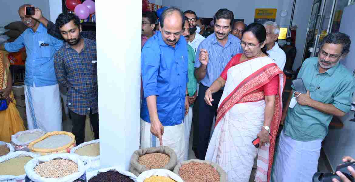 മാങ്ങാട്ടിടം ഗ്രാമപഞ്ചായത്തിലെ കൈതേരി 11-ാം മൈലിൽ മാവേലി സൂപ്പർ സ്റ്റോർ  ഉദ്ഘാടനം ചെയ്ത ശേഷം ഭക്ഷ്യ പൊതുവിതരണ ഉപഭോക്തൃകാര്യ വകുപ്പ് മന്ത്രി ജി ആർ അനിൽ സന്ദർശിക്കുന്നു. കെ കെ ശൈലജ ടീച്ചർ എംഎൽഎ സമീപം