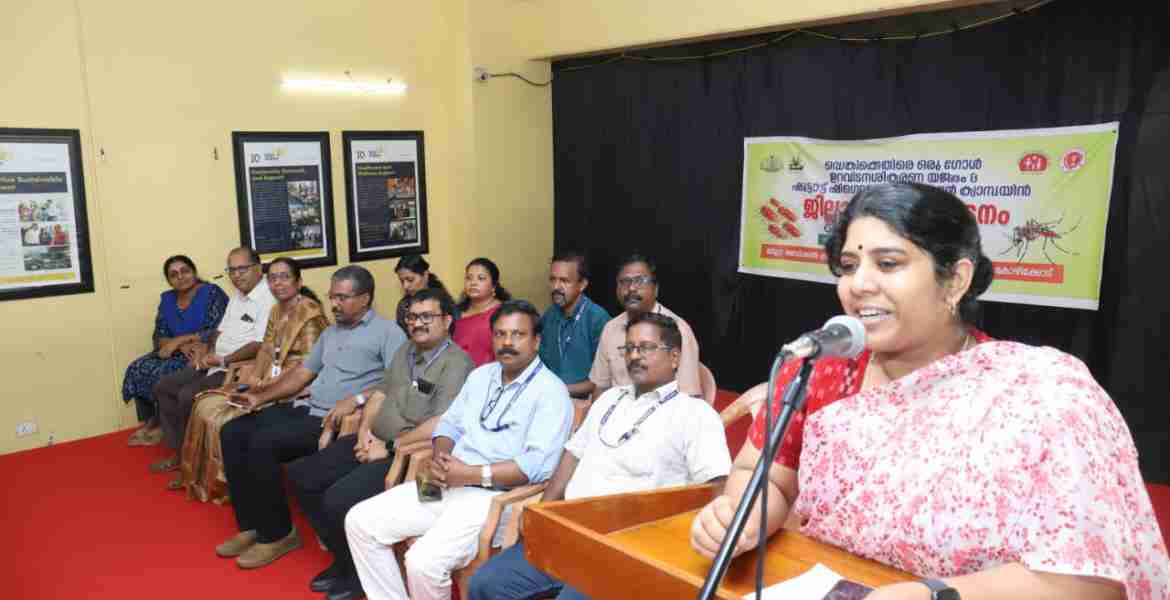 'ഡെങ്കിക്കെതിരെ ഒരു ഗോള്‍' ഉറവിട നശീകരണ ക്യാമ്പയിന്റെ ജില്ലാതല ഉദ്ഘാടനം നടക്കാവ് ഗവ. ഗേള്‍സ് ഹയര്‍സെക്കന്‍ഡറി സ്‌കൂളില്‍ ജില്ലാ കലക്ടര്‍ എം എസ് മാധവിക്കുട്ടി നിര്‍വഹിക്കുന്നു