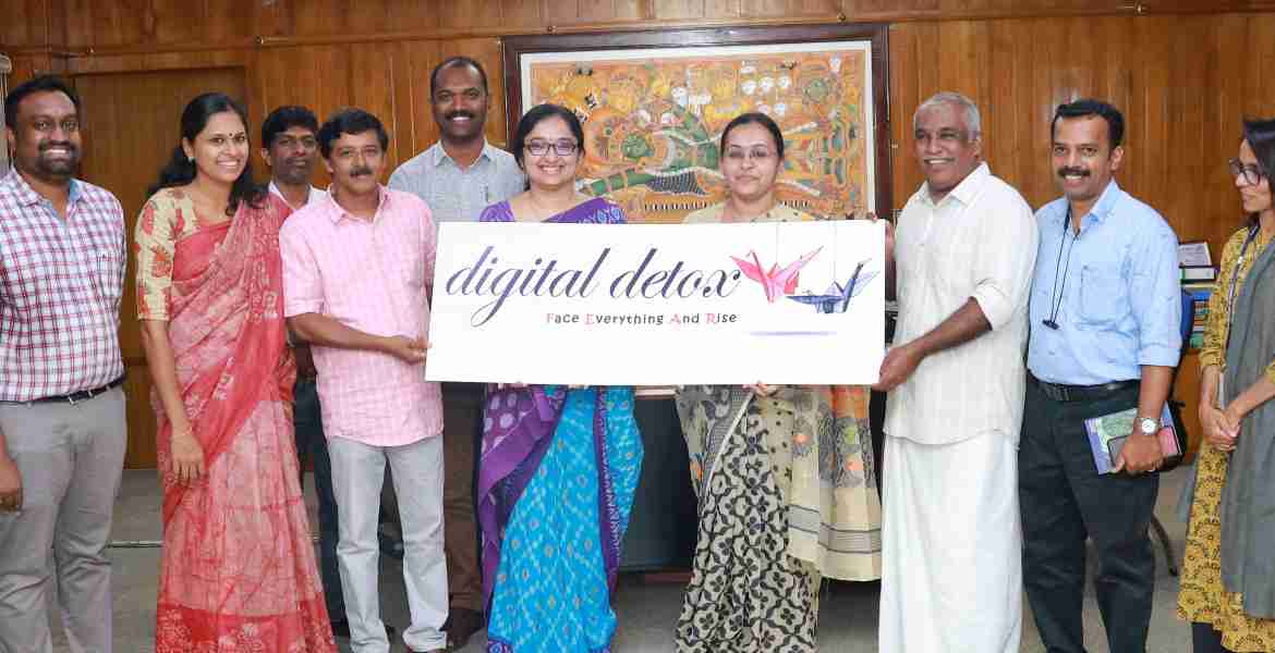 ചൈല്‍ഡ് വെല്‍ഫെയര്‍ കമ്മിറ്റിയുടെ നേതൃത്വത്തില്‍ നടപ്പാക്കുന്ന ഡിജിറ്റല്‍ ഡീടോക്സ് സംവിധാനത്തിന്റെ ലോഗോ പ്രകാശനം ആരോഗ്യമന്ത്രി വീണാജോര്‍ജ് നിര്‍വഹിക്കുന്നു