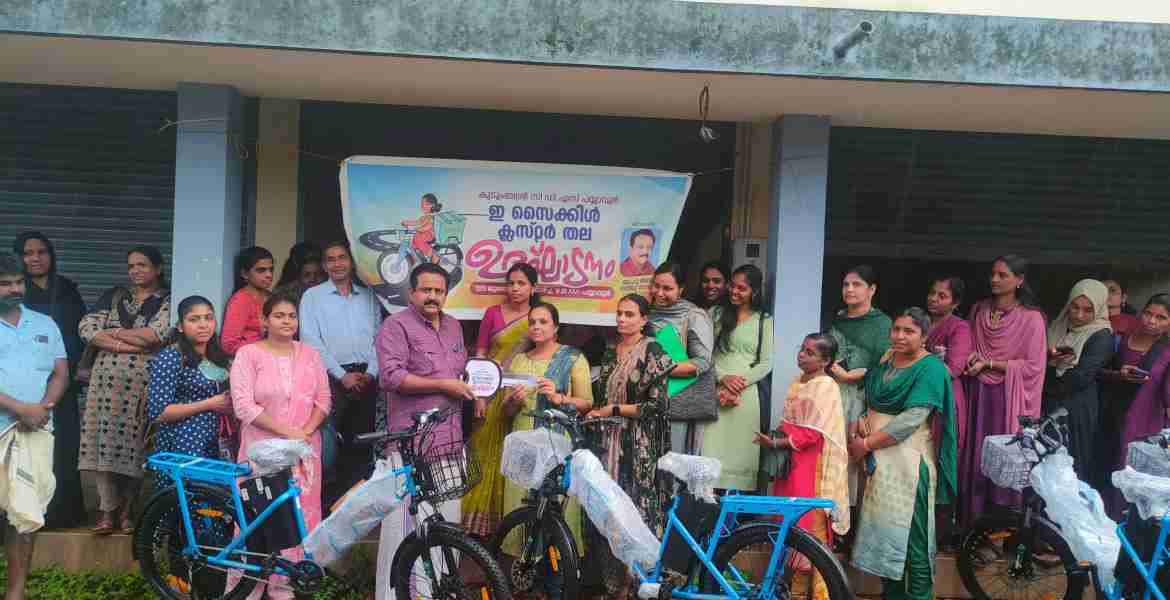 പയ്യാവൂർ പഞ്ചായത്ത് പ്രസിഡന്റ് സാജു സേവിയർ ഇ സൈക്കിളിന്റെ വിതരണോദ്ഘാടനം നിർവഹിക്കുന്നു
