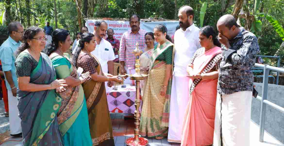 ഫോട്ടോ അടിക്കുറിപ്പ്: എഴുമറ്റൂര്‍- അമൃത് സരോവര്‍ പദ്ധതിയില്‍ ഉള്‍പ്പെടുത്തി നവീകരിച്ച തെള്ളിയൂര്‍ ചിറയുടെ ഉദ്ഘാടനം എഴുമറ്റൂര്‍ ഗ്രാമപഞ്ചായത്ത് പ്രസിഡന്റ് ജിജി പി. ഏബ്രഹാം നിര്‍വഹിക്കുന്നു.
