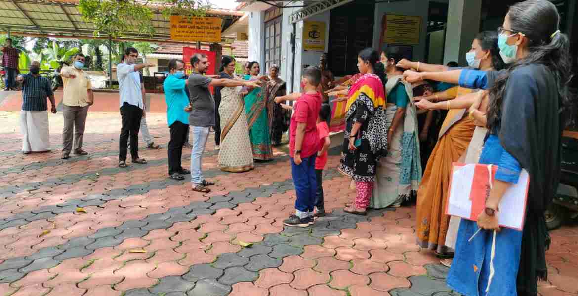 ഇലന്തൂര്‍ ബ്ലോക്ക് പഞ്ചായത്തിന്റെ നേതൃത്വത്തില്‍ നടന്ന സ്വച്ഛതാ ഹി സേവ പരിപാടിയില്‍ ബ്ലോക്ക് പഞ്ചായത്ത് പ്രസിഡന്റ് ജെ.ഇന്ദിരാദേവി പ്രതിജ്ഞ ചൊല്ലിക്കൊടുക്കുന്നു