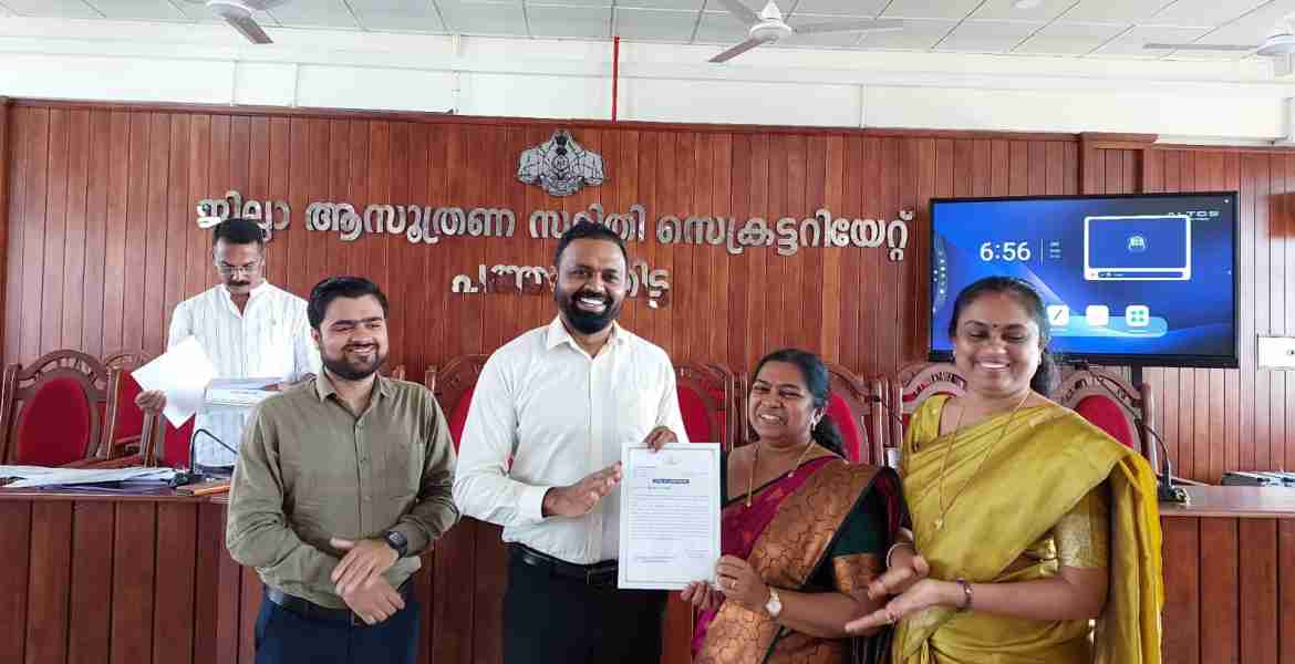 ജില്ലാ ആസൂത്രണ സമിതി സെക്രട്ടറിയേറ്റ് കോണ്‍ഫറന്‍സ് ഹാളില്‍ സംഘടിപ്പിച്ച തിരഞ്ഞെടുപ്പ് ഉദ്യോഗസ്ഥരുടെ അനുമോദന യോഗത്തില്‍ ഇലക്ഷന്‍ ഡെപ്യുട്ടി കലക്ടര്‍ ബീന എസ് ഹനീഫയ്ക്ക് ജില്ലാ കലക്ടര്‍ എസ്.കൃഷ്ണന്‍ പ്രശംസാപത്രം നല്‍കുന്നു