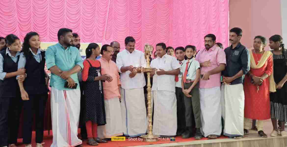 ഫോട്ടോഅടികുറിപ്പ്-ഏനാദിമംഗലം-ഏനാദിമംഗലം ഗ്രാമപഞ്ചായത്ത് 2022-23 വാര്‍ഷിക പദ്ധതിയില്‍ ഉള്‍പ്പെടുത്തി യുവതീ യുവാക്കള്‍ക്ക് പ്രീമാര്യേജ് ആന്റ് പോസ്റ്റ് മാര്യേജ് കൗണ്‍സലിംഗ്, വിദ്യാര്‍ഥികള്‍ക്ക് കരിയര്‍ ഗൈഡന്‍സ്, എന്നീ പദ്ധതികളുടെ ഉദ്ഘാടനംകോന്നി എം.എല്‍.എ അഡ്വ കെ യു ജനീഷ് കുമാര്‍ നിര്‍വഹിക്കുന്നു