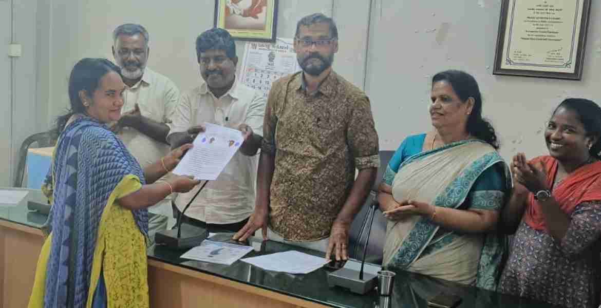 ലൈഫ് ഭവന പദ്ധതിയില്‍ ഉള്‍പ്പെട്ട ഭൂരഹിതര്‍ക്ക് വസ്തുവിന്റെ ആധാരം ഇരവിപേരൂര്‍ ഗ്രാമപഞ്ചായത്ത് പ്രസിഡന്റ് കെ ബി ശശിധരന്‍ പിള്ള കൈമാറുന്നു