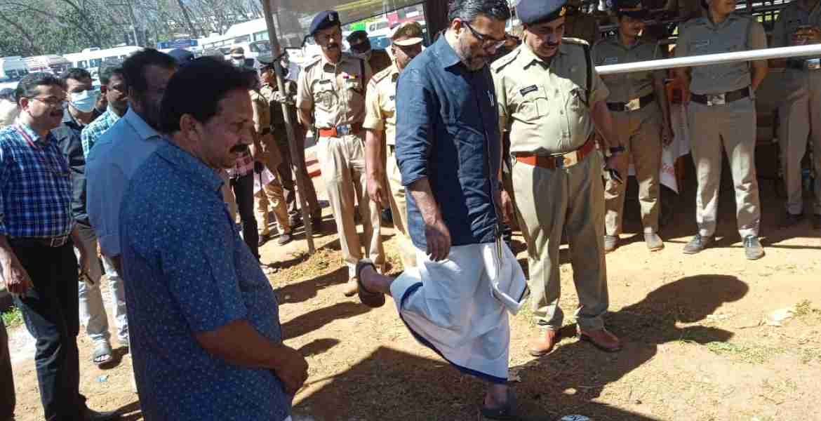 എക്‌സൈസ് വകുപ്പിന്റെയും വിമുക്തി മിഷന്റെയും ആഭിമുഖ്യത്തില്‍ ശബരിമലയുടെ ബേയ്‌സ് ക്യാമ്പായ നിലയ്ക്കലില്‍ ഒരുക്കിയിട്ടുള്ള പവിലിയനു സമീപം ഫുട്‌ബോള്‍ ഗോള്‍ ചലഞ്ചില്‍ എക്‌സൈസ് വകുപ്പ് മന്ത്രി എം.ബി. രാജേഷ് പങ്കെടുക്കുന്നു