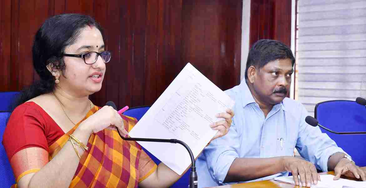 ജില്ലാ ശിശുക്ഷേമസമിതി എക്‌സിക്യുട്ടീവ് യോഗത്തില്‍ ജില്ലാ കളക്ടര്‍ ഡോ.ദിവ്യ എസ് അയ്യര്‍ സംസാരിക്കുന്നു.