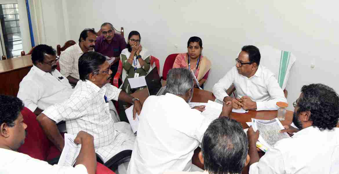  തിരുവനന്തപുരം തൈയ്ക്കാട് പൊതുമരാമത്ത് റെസ്റ്റ് ഹൗസില്‍ നടന്ന ഡീലിമിറ്റേഷന്‍ കമ്മിഷന്‍ ഹിയറിംഗില്‍ ചെയര്‍മാനായ സംസ്ഥാന തിരഞ്ഞെടുപ്പ് കമ്മിഷണര്‍ എ. ഷാജഹാന്‍, കമ്മിഷന്‍ അംഗം ഡോ.രത്തന്‍ യു. ഖേല്‍ക്കര്‍ എന്നിവര്‍ പരാതി കേള്‍ക്കുന്നു