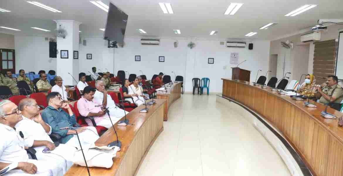 കളക്ടറേറ്റ് കോണ്‍ഫറന്‍സ് ഹാളില്‍ ചേര്‍ന്ന വ്യാജമദ്യ നിര്‍മാണം തടയുന്നതിനായുള്ള ജില്ലാതല ജനകീയ സമിതി യോഗത്തില്‍ നിന്ന്