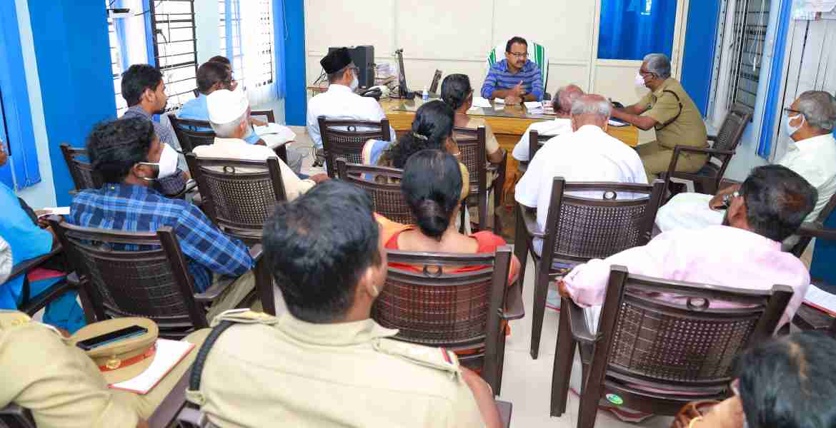 കളക്ടറേറ്റില്‍ ചേര്‍ന്ന ജില്ലാ വ്യാജമദ്യ നിയന്ത്രണ സമിതി യോഗത്തില്‍ അഡീഷണല്‍ ജില്ലാ മജിസ്‌ട്രേറ്റ് ബി. രാധാകൃഷ്ണന്‍ അധ്യക്ഷത വഹിച്ചു സംസാരിക്കുന്നു