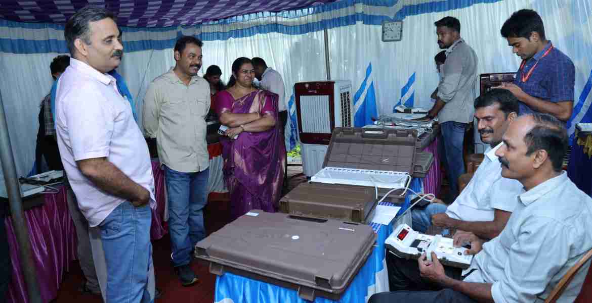 വോട്ടിംഗ് യന്ത്രങ്ങളുടെ ആദ്യഘട്ട പരിശോധന കലക്ടറേറ്റിലുള്ള സംസ്ഥാന തിരഞ്ഞെടുപ്പ് കമ്മീഷന്റെ ഇവിഎം വെയര്‍ഹൗസില്‍ നടത്തുന്നു
