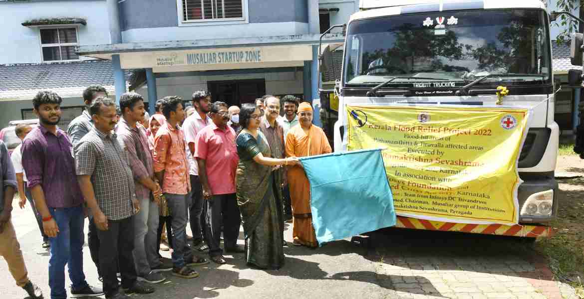 ജില്ലയിലെ പ്രളയം ബാധിച്ച സ്ഥലങ്ങളില്‍ സഹായ വസ്തുക്കള്‍ എത്തിച്ചു വിതരണം ചെയ്യാനുള്ള വാഹനം ജില്ലാ കളക്ടര്‍ ഡോ. ദിവ്യ എസ് അയ്യര്‍ ഫ്ളാഗ് ഓഫ് ചെയ്യുന്നു