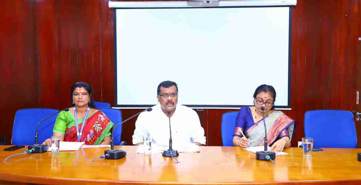 ഭക്ഷ്യകമ്മിഷന്‍ ചെയര്‍പേഴ്‌സണ്‍ ഡോ. ജിനു സഖറിയ ഉമ്മന്റെ നേതൃത്വത്തില്‍ കലക്ടറേറ്റ് കോണ്‍ഫറന്‍സ് ഹാളില്‍ നടന്ന അവലോകനയോഗം