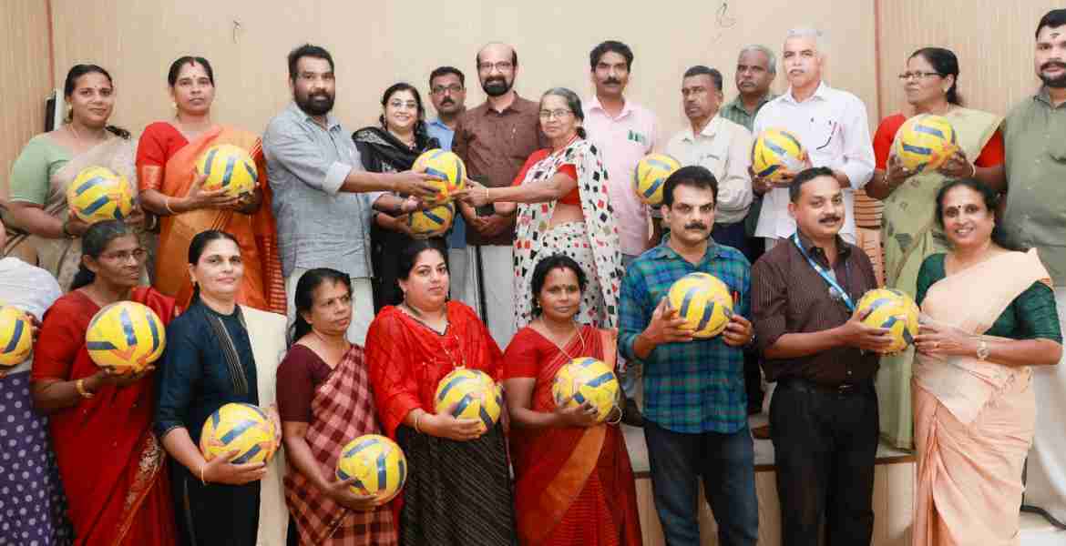 ലഹരിയെ തകര്‍ക്കാന്‍ കളിയും കളിക്കളവും 'പരിപാടിയുടെ ഭാഗമായുള്ള ഫുട്‌ബോള്‍ വിതരണം ജില്ലാതല ഉദ്ഘാടനം മടത്തുംമൂഴി ശബരിമല ഇടത്താവളത്തില്‍ റാന്നി പെരുനാട് ഗ്രാമപഞ്ചായത്ത് പ്രസിഡന്റ് പി. എസ് മോഹനന്‍ നിര്‍വഹിക്കുന്നു