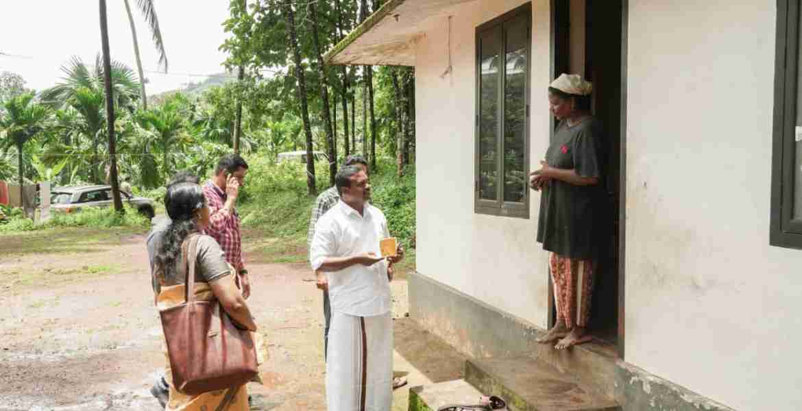 സംസ്ഥാന ഭക്ഷ്യകമീഷന്‍ അംഗം മുരുകേശ് ചെറുനാലി കോഴിക്കോട് കാരശ്ശേരി പഞ്ചായത്തിലെ ആദിവാസി ഉന്നതിയിൽ സന്ദര്‍ശനം നടത്തുന്നു