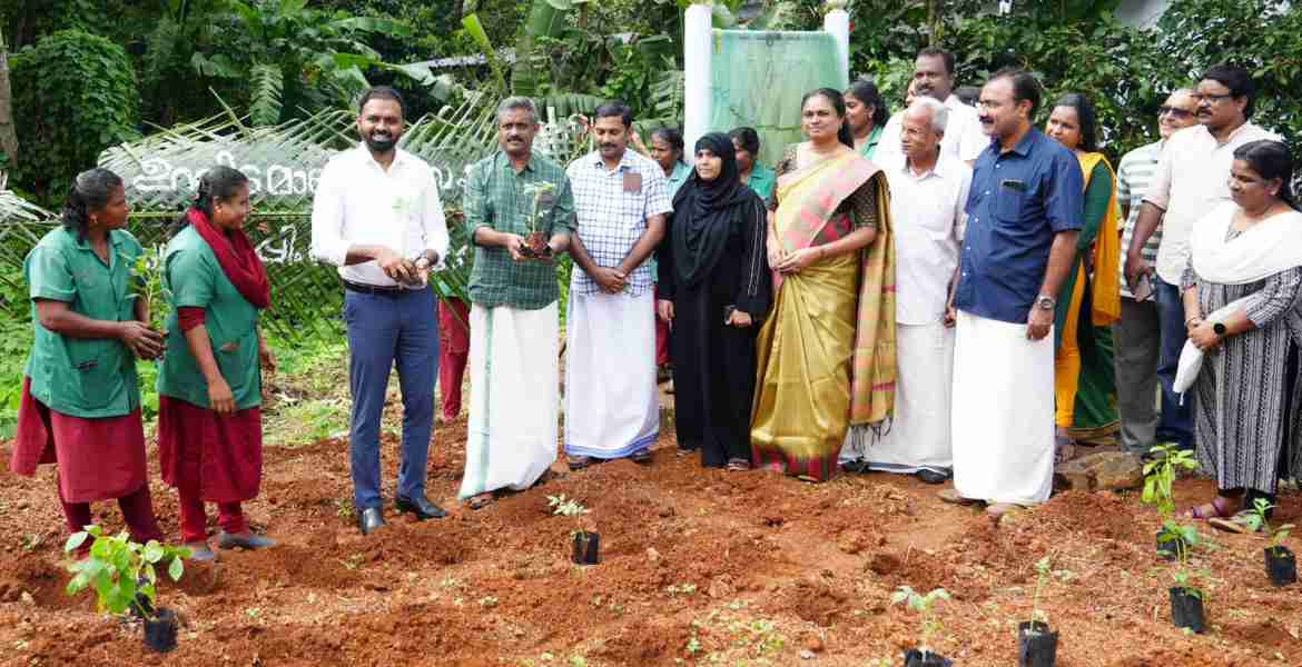 ഫുഡ്സ്‌കേപ്പിംഗ് പദ്ധതിയുടെ മൂന്നാം ഘട്ട ഉദ്ഘാടനം പത്തനംതിട്ട നഗരസഭ അധ്യക്ഷന്‍ റ്റി സക്കീര്‍ ഹുസൈന്‍ ജില്ലാ കലക്ടറുടെ ഔദ്യോഗിക വസതിയില്‍ നിര്‍വഹിക്കുന്നു