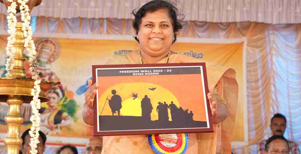 റവന്യുജില്ലാ കലോത്സവ വേദിയിലെ ഫ്രീഡം വാള്‍ പ്രദര്‍ശനോദ്ഘാടനം ജില്ലാ പഞ്ചായത്ത് വൈസ് പ്രസിഡന്റ് സാറാ തോമസ് നിര്‍വഹിക്കുന്നു
