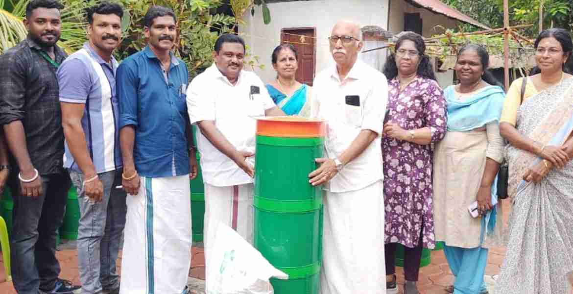 പെരിങ്ങര ഗ്രാമപഞ്ചായത്തിന്റെ നേതൃത്വത്തില്‍ ഹോം കമ്പോസ്റ്റ് യൂണിറ്റ് ജിബിന്‍ വിതരണം ചെയ്യുന്നു