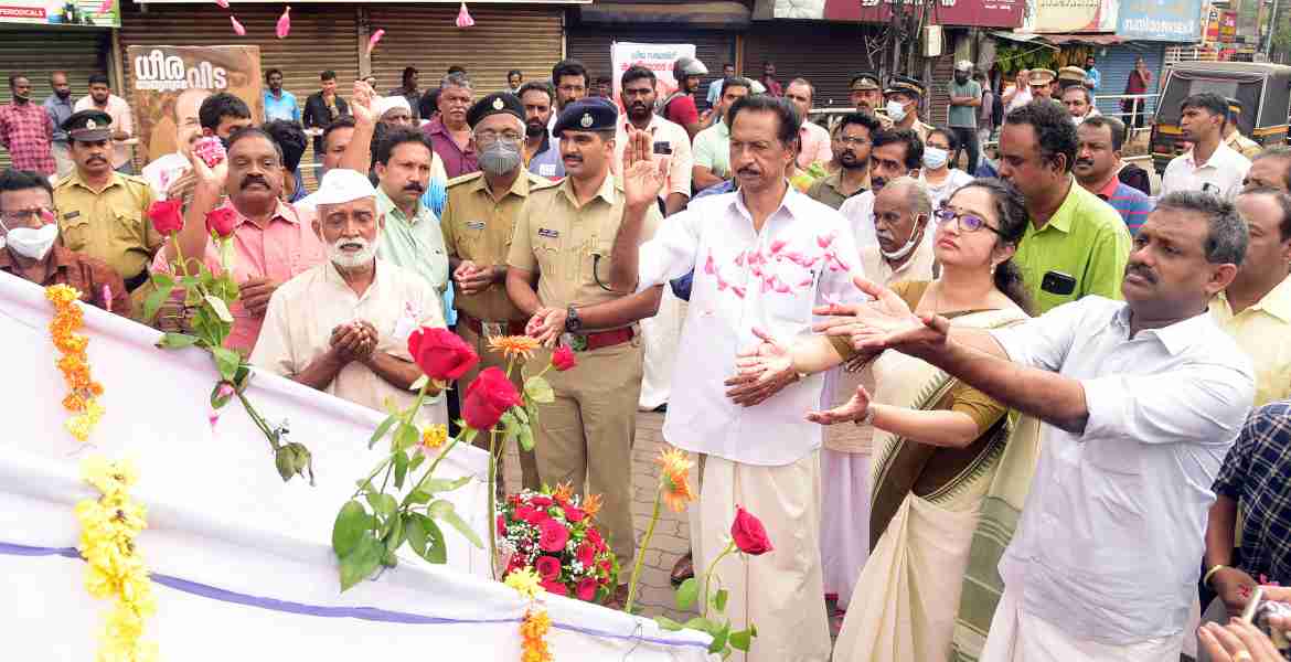 പത്തനംതിട്ട സെന്‍ട്രല്‍ ജംഗ്ഷനിലെ മഹാത്മാഗാന്ധിപ്രതിമയില്‍ പുഷ്പാര്‍ച്ചന നടത്തുന്ന ജില്ലാ പഞ്ചായത്ത് പ്രസിഡന്റ് അഡ്വ. ഓമല്ലൂര്‍ ശങ്കരന്‍, ജില്ലാ കളക്ടര്‍ ഡോ. ദിവ്യ എസ്. അയ്യര്‍, പത്തനംതിട്ട നഗരസഭാ ചെയര്‍മാന്‍ അഡ്വ. ടി. സക്കീര്‍ ഹുസൈന്‍, ജില്ലാ പോലീസ് മേധാവി സ്വപ്നില്‍ മധുകര്‍ മഹാജന്‍,  എഡിഎം ബി. രാധാകൃഷ്ണന്‍, ഡെപ്യുട്ടി എക്‌സൈസ് കമ്മീഷണര്‍ വി.എ. പ്രദീപ്, ജില്ലാ സ്‌പോട്‌സ് കൗണ്‍സില്‍ പ്രസിഡന്റ് കെ. അനില്‍കുമാര്‍, വിമുക്തി മിഷന്‍ ജില്ലാ കോ-ഓര്‍ഡിനേറ്റര്‍ അഡ്വ. ജോസ് കളീയ്ക്കല്‍ എന്നിവര്‍