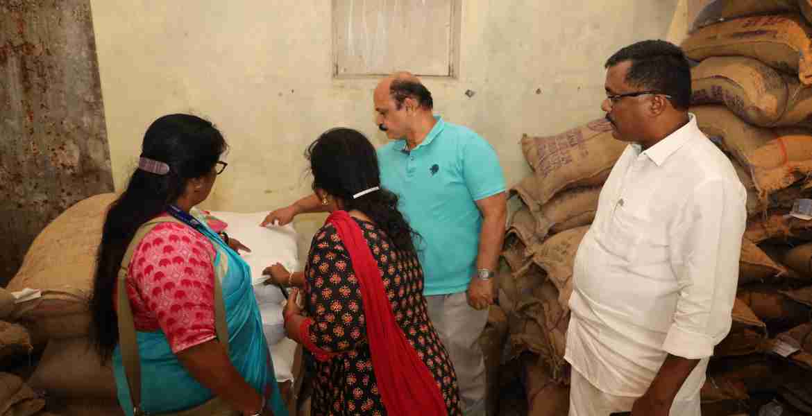 സംസ്ഥാന ഭക്ഷ്യ  കമ്മീഷന്‍ ചെയര്‍മാന്‍ ഡോ. ജിനു സഖറിയ ഉമ്മന്റെ നേതൃത്വത്തില്‍ ഗവിയിലെ 145-ാം നമ്പര്‍ റേഷന്‍ ഡിപ്പോ സന്ദര്‍ശിക്കുന്നു