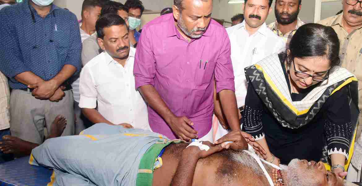 അപകടത്തില്‍ പരിക്കേറ്റ് പത്തനംതിട്ട ജനറല്‍ ആശുപത്രിയില്‍  ചികിത്സയില്‍ കഴിയുന്ന ശബരിമല തീര്‍ഥാടകരെ കൃഷി മന്ത്രി പി. പ്രസാദ് സന്ദര്‍ശിക്കുന്നു. അഡ്വ. പ്രമോദ് നാരായണ്‍ എംഎല്‍എ, ജില്ലാ കളക്ടര്‍ ഡോ. ദിവ്യ എസ് അയ്യര്‍ തുടങ്ങിയവര്‍ സമീപം.