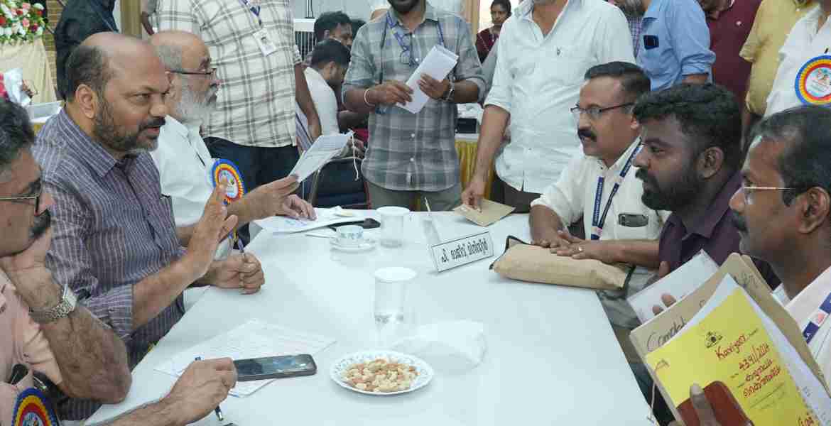 വീട് നമ്പറിനായി കവിയൂര്‍ സ്വദേശി വിനില്‍ ഗില്‍ബര്‍ട്ട് മന്ത്രി പി. രാജീവിനെ കാണുന്നു