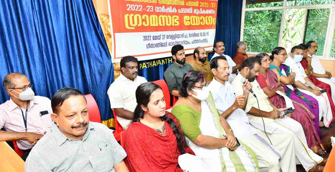  ഗ്രാമസഭ ഗീതാഞ്ജലി ഓഡിറ്റോറിയത്തില്‍ ജില്ലാ പഞ്ചായത്ത് പ്രസിഡന്റ് അഡ്വ. ഓമല്ലൂര്‍ ശങ്കരന്‍ ഉദ്ഘാടനം ചെയ്തു സംസാരിക്കുന്നു