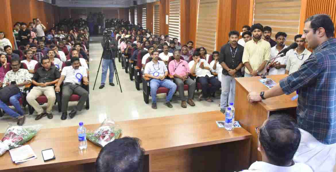 കോഴിക്കോട് ഗവ. എഞ്ചിനീയറിങ് കോളേജില്‍ ടെക്‌നോളജി ബിസിനസ് ഇന്‍കുബേറ്ററിന്റെയും ബി.പി.എം ഇന്‍ഡസ്ട്രി ഇന്‍സ്റ്റിറ്റ്യൂട്ട് കോറിഡോറിന്റെയും ഉദ്ഘാടനവും സെന്റര്‍ ഓഫ് എക്‌സലന്‍സ് പ്രഖ്യാപനവും മന്ത്രി റോജി എം ജോണ്‍ നിര്‍വഹിക്കുക്കുന്നു