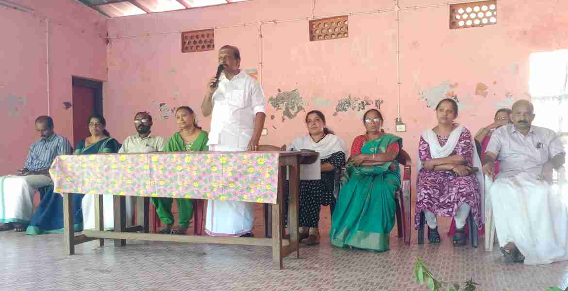 ചങ്ങാതിക്ക് ഒരു തൈ കാമ്പയിന്റെ പഞ്ചായത്ത്തല ഉദ്ഘാടനം വള്ളിക്കോട് ഗ്രാമപഞ്ചായത്ത് പ്രസിഡന്റ് ആര്‍ മോഹനന്‍ നായര്‍ നിര്‍വഹിക്കുന്നു.
