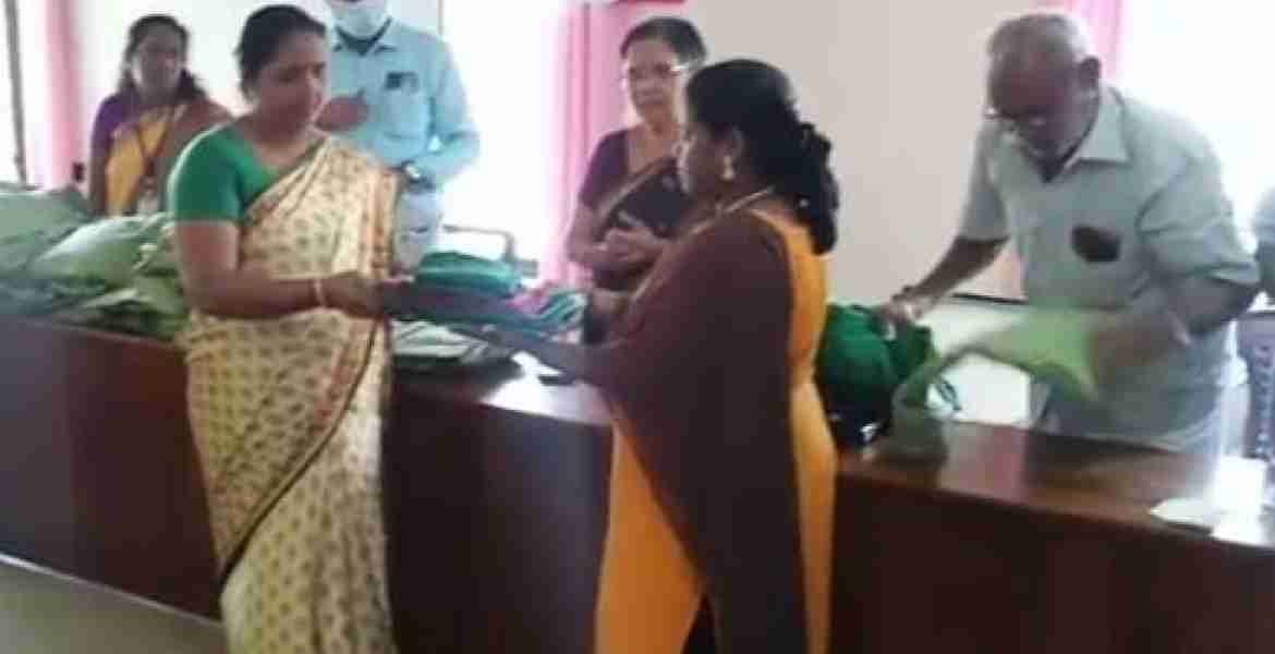 ഹരിത കര്‍മ്മ സേനാംഗങ്ങള്‍ക്കുള്ള യൂണിഫോം വിതരണോദ്ഘാടനം ഗ്രാമ പഞ്ചായത്ത് പ്രസിഡന്റ് ചിത്തിര സി ചന്ദ്രന്‍ നിര്‍വഹിക്കുന്നു