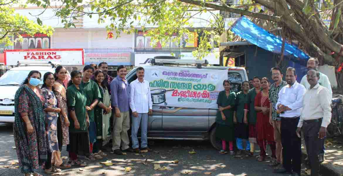 ജില്ലാ ശുചിത്വ മിഷന്‍ സംഘടിപ്പിക്കുന്ന ഹരിത സന്ദേശ വാഹന യാത്ര പയ്യന്നൂര്‍ കോളേജ് പ്രിന്‍സിപ്പല്‍ ഡോ. വി.എം സന്തോഷ് ഫ്‌ളാഗ് ഓഫ് ചെയ്യുന്നു