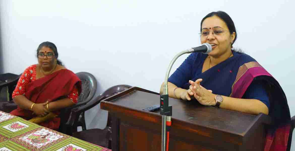 വിദ്യാഭ്യാസ വകുപ്പിന്റെ നേതൃത്വത്തില്‍  സംസ്ഥാനത്തെ സ്‌കൂള്‍  അസംബ്ലികള്‍ ആരോഗ്യ അസംബ്ലികളായി നടത്തുന്നതിന്റെ ഭാഗമായി മെഴുവേലി ചന്ദനക്കുന്ന് ഗവ. യുപി സ്‌കൂളില്‍ നടന്ന ആരോഗ്യ അസംബ്ലിയില്‍ ആരോഗ്യമന്ത്രി വീണാ ജോര്‍ജ് കുട്ടികളോട് സംസാരിക്കുന്നു.
