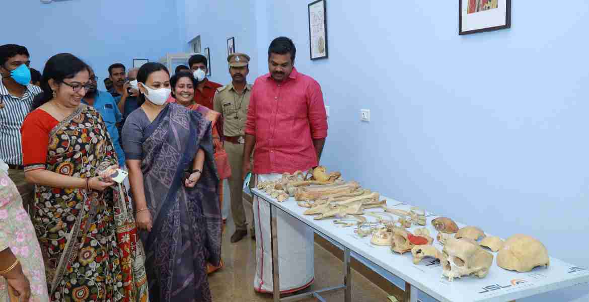 കോന്നി ഗവണ്‍മെന്റ് മെഡിക്കല്‍ കോളജിലെ നിര്‍മാണ പ്രവര്‍ത്തനങ്ങള്‍ ആരോഗ്യമന്ത്രി വീണാ ജോര്‍ജ് വിലയിരുത്തുന്നു. അഡ്വ. കെ.യു. ജനീഷ് കുമാര്‍ എംഎല്‍എ, ജില്ലാ കളക്ടര്‍ ഡോ. ദിവ്യ എസ് അയ്യര്‍ തുടങ്ങിയവര്‍ സമീപം