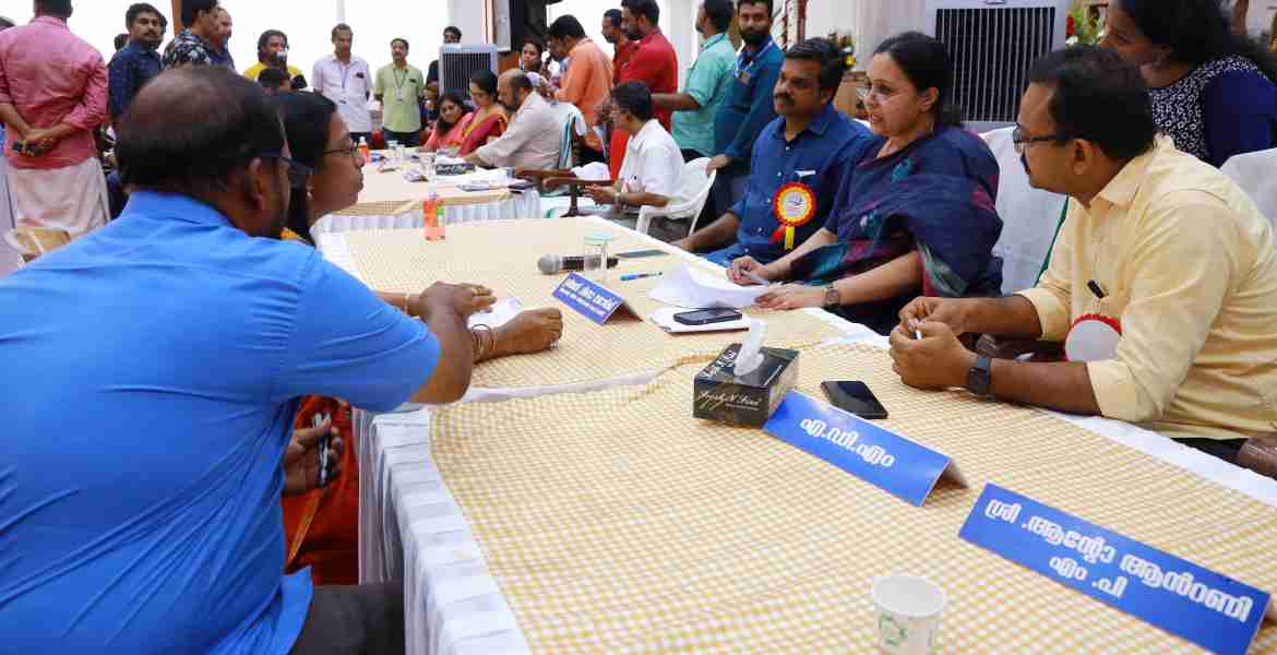 കരുതലും കൈത്താങ്ങും കോന്നി താലൂക്ക്തല അദാലത്തില്‍ ആരോഗ്യമന്ത്രി വീണാ ജോര്‍ജ് കോന്നി മങ്ങാരം സ്വദേശി പി.എന്‍ ഹരികൃഷ്ണന്റെ പരാതി കേള്‍ക്കുന്നു