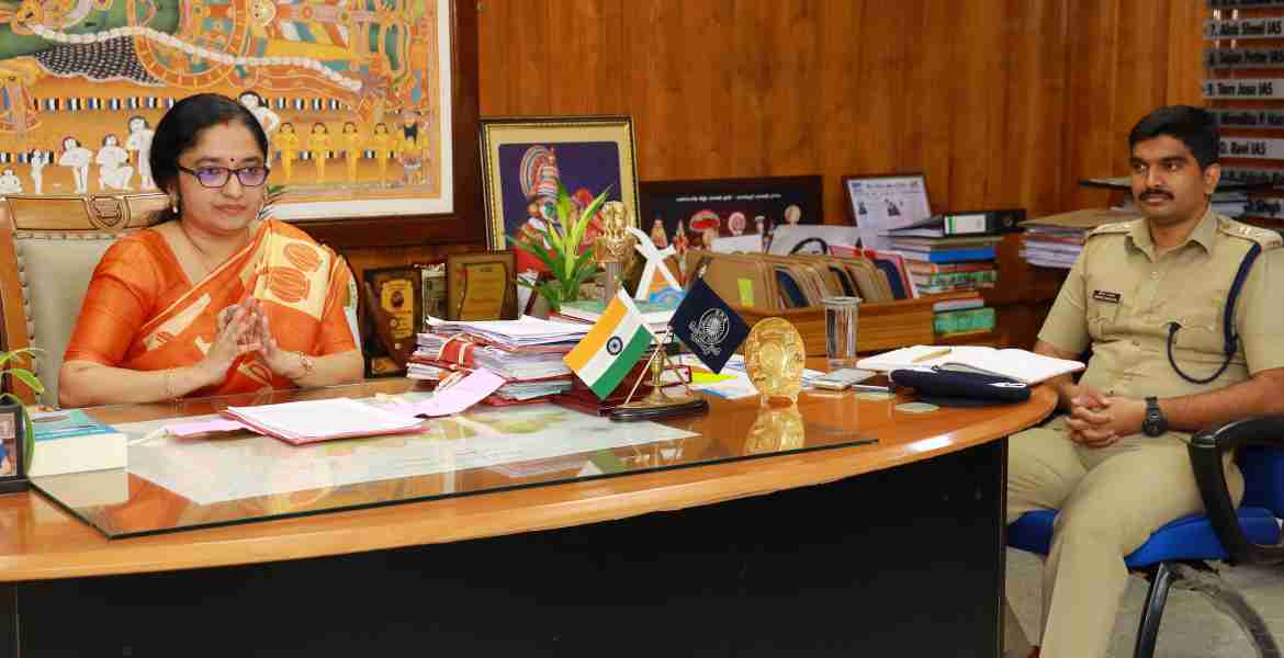 ജില്ലാ കളക്ടറുടെ ചേംബറില്‍ ചേര്‍ന്ന കമ്യൂണല്‍ ഹാര്‍മണി യോഗത്തില്‍ജില്ലാ കളക്ടര്‍ ഡോ. ദിവ്യ എസ് അയ്യര്‍   അധ്യക്ഷത വഹിച്ച് സംസാരിക്കുന്നു.  ജില്ലാ പോലീസ് മേധാവി സ്വപ്നില്‍ മധുകര്‍ മഹാജന്‍ സമീപം
