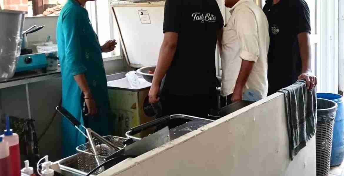 ഭക്ഷ്യസുരക്ഷാ വിഭാഗം ഹോട്ടലില്‍ പരിശോധന നടത്തുന്നു
