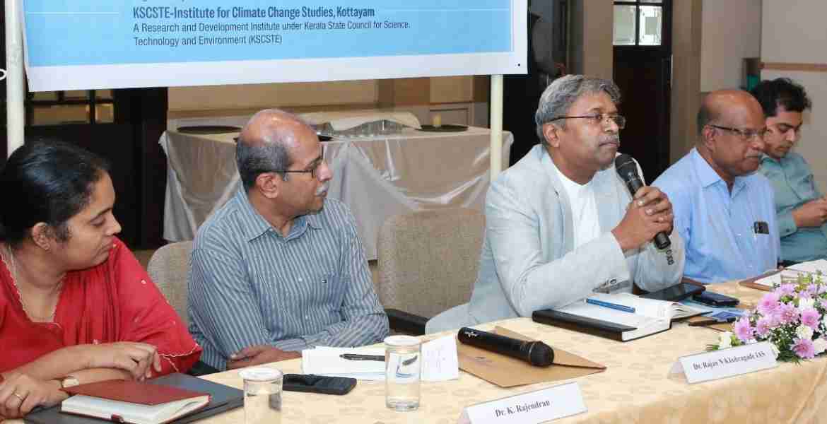 കാലാവസ്ഥ വ്യതിയാന പഠനകേന്ദ്രത്തിന്റെ ആഭിമുഖ്യത്തില്‍ സംവാദത്തില്‍ ആരോഗ്യ-കുടുംബക്ഷേമ വകുപ്പ് അഡീഷണല്‍ ചീഫ് സെക്രട്ടറി ഡോ. രാജന്‍ എന്‍. ഖൊബ്രഗഡെ സംസാരിക്കുന്നു