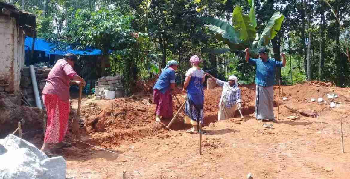 പി എം എ വൈ ഗുണഭോക്താവായ വെള്ളിലാംകണ്ടണ്‍ം സ്വദേശിയായ കുഞ്ഞുമോന്റെ വീടു നിര്‍മ്മാണത്തില്‍ മേസ്തിരി പരിശീലനത്തിലേര്‍പ്പെട്ടിരിക്കുന്ന കുടുംബശ്രീ അംഗങ്ങള്‍
