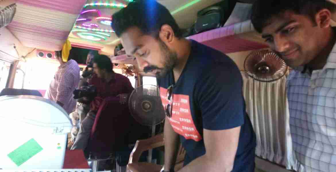 ജില്ലാ ഭരണകൂടം തയ്യാറാക്കിയ സഞ്ചരിക്കുന്ന വിവിപാറ്റ് വാഹനത്തിൽ വിവിപാറ്റ് മെഷീന്റെ പ്രവർത്തനം സിനിമാതാരം ആസിഫ് അലിക്ക് സബ് കലക്ടർ ആസിഫ് കെ. യൂസഫ് വിശദീകരിച്ചുനൽകുന്നു