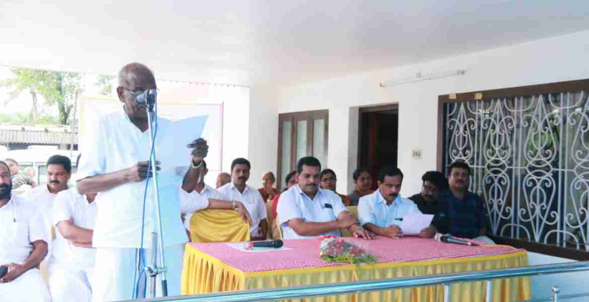 നെടുങ്കണ്ടം കെ.എസ്.ആര്‍.ടി.സി  ഓപ്പറേറ്റിംഗ് സെന്ററിനായുള്ള വസ്തുവിന്റെ പ്രമാണം വൈദ്യുതി മന്ത്രി എം.എം മണി കെ.എസ്.ആര്‍.ടി.സി എക്‌സിക്യൂട്ടീവ് ഡയറക്ടര്‍ എം.പി സുകുമാരന് കൈമാറുന്നു
