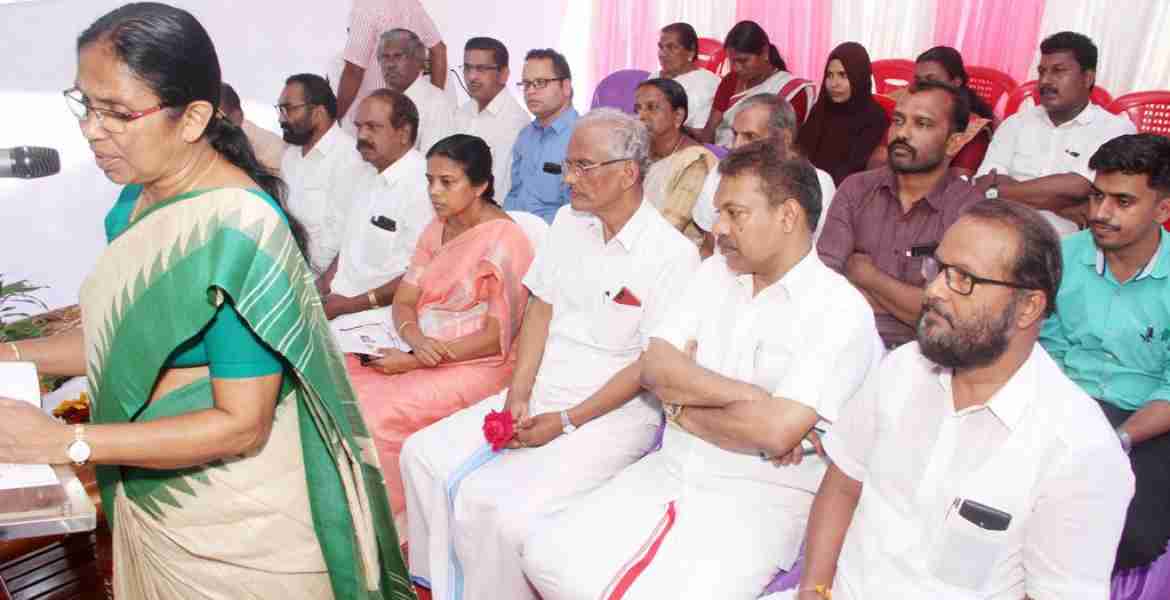 ആക്കാം പറമ്പ് - ചിറ്റിക്കര റോഡ് മെക്കാഡം ടാര്‍ ചെയ്ത് നവീകരിക്കുന്ന പ്രവര്‍ത്തിയുടെ ഉദ്ഘാടനം ആരോഗ്യ വകുപ്പ് മന്ത്രി കെ കെ ശൈലജ നിര്‍വ്വഹിച്ചു.