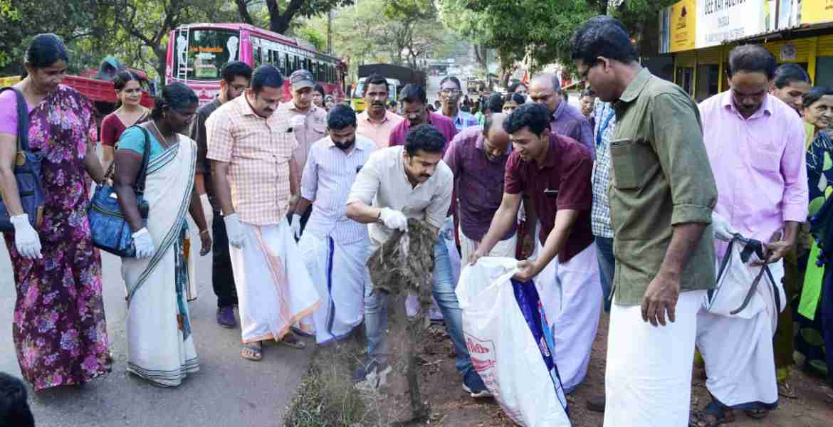 പാതയോരം ഹരിതതീരം പരിപാടിയിൽ സന്തോഷ് കീഴാറ്റൂർ